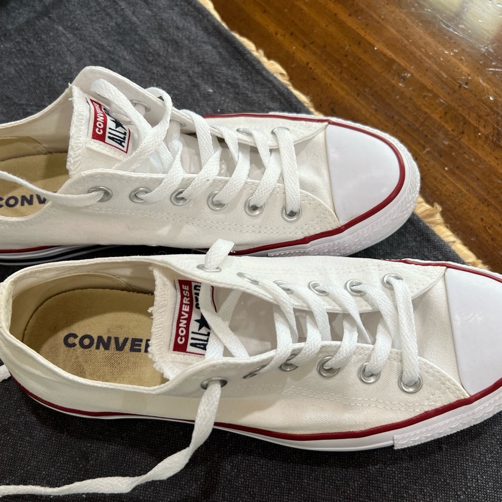 Converse Chuck Taylor Canvas Low Tops~ White Men’s 8 / Women’s 11